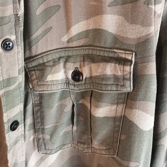 Jordache Camo Button Down Shirt Size Medium - Picture 4 of 8
